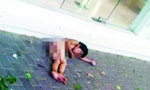 大熱天，小女孩赤身躺在馬路上