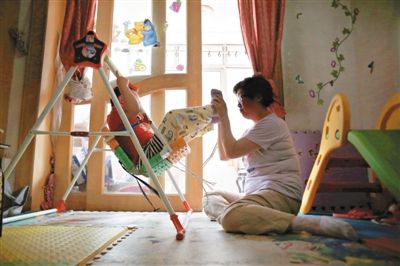 6月14日，未婚媽媽于軍的家里，她正在陪女兒悅悅玩耍。悅悅4歲了，因為沒有爸爸的信息而始終上不了戶口。