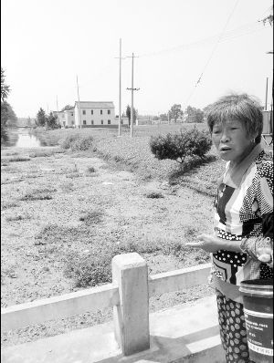河里長(zhǎng)滿(mǎn)浮萍漂著垃圾，村民有時(shí)不得已用河水應(yīng)急