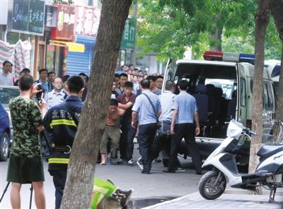女童安全獲救后，嫌疑人被制服并由民警押出餐館。新華社發(fā)