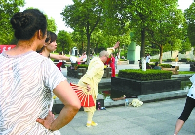 【漢網(wǎng)市民記者“關艾” 圖文報道】近日，我在漢陽一公園內，看見幾個削發(fā)尼姑和群眾們在一起跳健身舞。