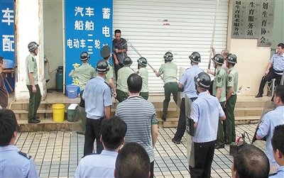 昨日，警方趕到現(xiàn)場(chǎng)制服嫌疑人何某。