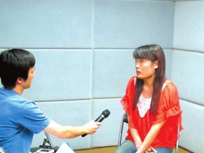 醫(yī)藥代表王慧在接受媒體采訪。記者 袁國禮/攝