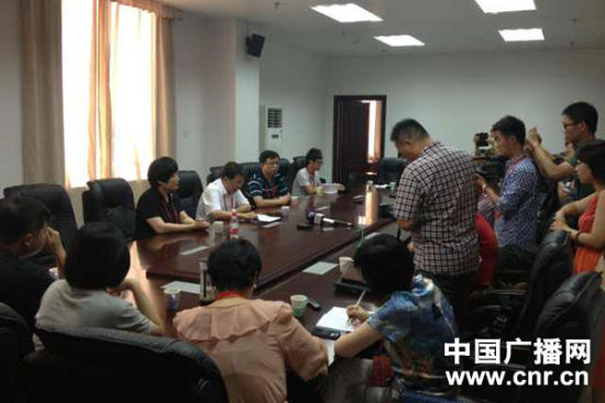 試卷原件展示前向媒體說明情況，并要求媒體不能拍照或攝像