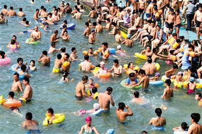 昨日，濟南市最高氣溫超過37℃，位于市區(qū)黑虎泉畔的泉水浴場免費開放。