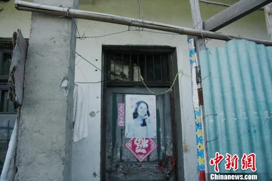 圖為嫌犯租住的民房，當(dāng)天受害人即攀在門上的窗口對(duì)外呼救。 吳佳蔚 攝