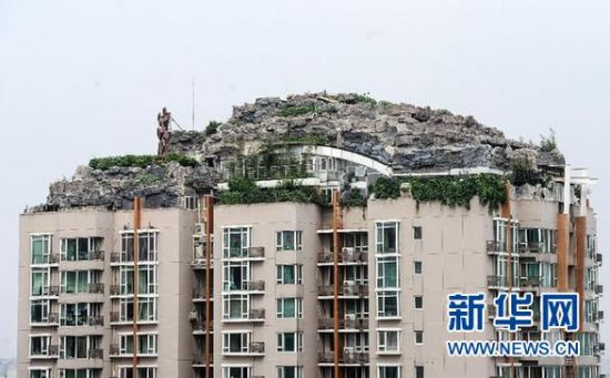 位于北京市海淀區(qū)白石橋路45號人濟山莊小區(qū)B棟樓頂?shù)募偕絼e墅（8月12日攝）。