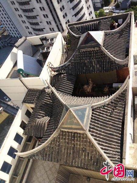 2013年8月14日，江蘇蘇州蘇州市三香大廈高樓18層樓頂東側(cè)陽臺上的“蘇州園林”式別墅，兩座涼亭和兩道回廊，飛檐翹角，一派蘇州園林的氣勢。中國網(wǎng)圖片庫李俊鋒攝影