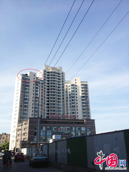 2013年8月14日，江蘇蘇州蘇州市三香大廈高樓18層樓頂東側(cè)陽臺上的“蘇州園林”式別墅，兩座涼亭和兩道回廊，飛檐翹角，一派蘇州園林的氣勢。中國網(wǎng)圖片庫李俊鋒攝影