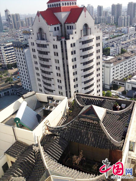 2013年8月14日，江蘇蘇州蘇州市三香大廈高樓18層樓頂東側(cè)陽臺上的“蘇州園林”式別墅，兩座涼亭和兩道回廊，飛檐翹角，一派蘇州園林的氣勢。中國網(wǎng)圖片庫李俊鋒攝影