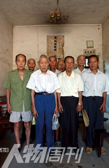 2003年5月，湖南攸縣農(nóng)村的8位志愿軍老兵。10年后回訪時(shí)，其中6人已悄然逝去