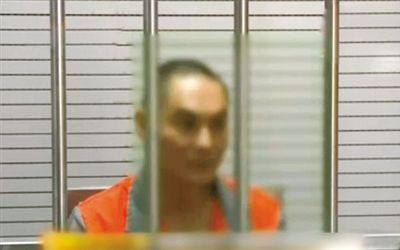 涉嫌窩藏罪的李明在接受訊問。