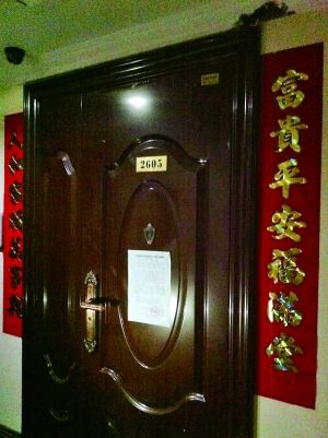 拆除公告昨天仍貼在2605號(hào)大門上。