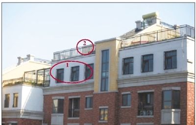 中海城香克林小區(qū),楊智家的樓頂上加蓋了兩層違建。其中北側(cè)露臺建成了一層灰白色的房屋(①)。在該違建頂部的東側(cè),又加蓋了一層面積較小的房屋(②)。新京報(bào)記者 韓萌 攝