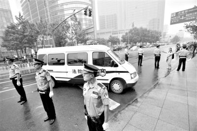 　　昨日早上,押解李某某的車隊開進法院。當日,李某某等5人涉嫌強奸案在海淀法院不公開審理。本版攝影/新京報記者 王貴彬