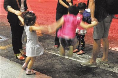 2012年8月1日晚，北京兒童醫(yī)院，三個來自廊坊的小女孩在玩耍，她們都被幼兒園老板性侵害。本版攝影/新京報記者 尹亞飛