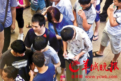 挎腰包的“黃?！狈职l(fā)一輪“任務(wù)”后，自己也開(kāi)始整理“炒號(hào)”簽條