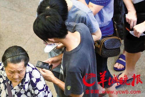 排隊(duì)的“黃?！备魇謭?zhí)一疊白紙，上面寫(xiě)好了要掛號(hào)的人的信息，包括姓名、電話、要掛的科室等。穿黑白花紋衣服的老婆婆正在排隊(duì)掛號(hào)