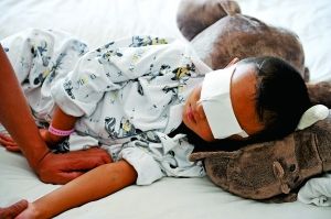 9月2日，小斌斌在病床上休息。山西省眼科醫(yī)院院長賈亞丁介紹，醫(yī)院安排心理專家對患兒及家屬進行心理治療。
