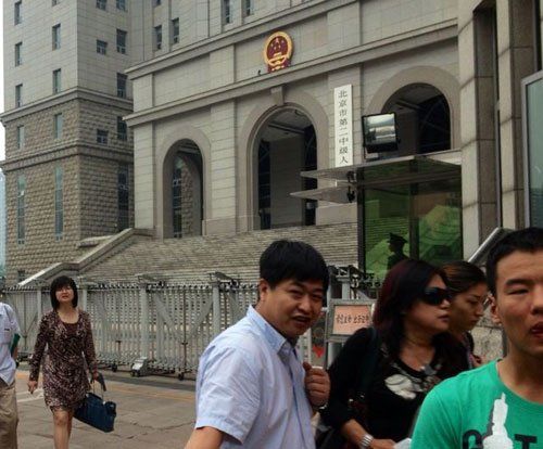 上午10：35分左右，蘇順虎律師和其家屬從法院西大門出來。