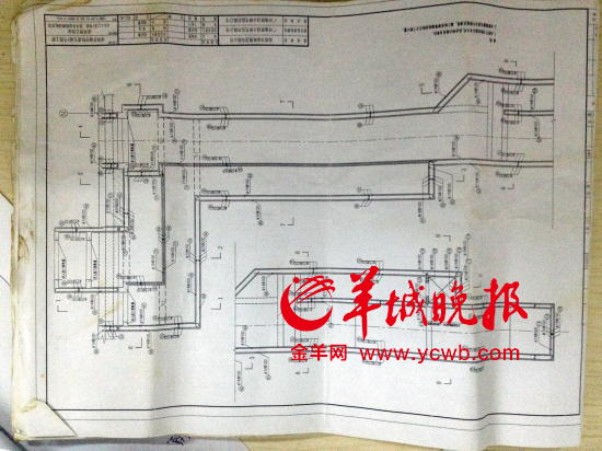 舉報(bào)人洪先生稱，里面標(biāo)注“100”（圖紙默認(rèn)單位為毫米）的地方，均按照13厘米的鋼筋間距施工