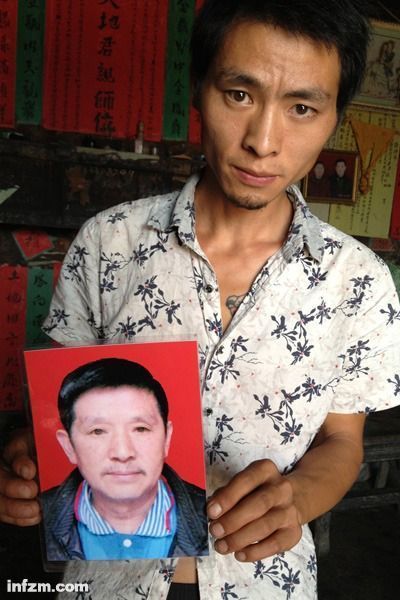 程興貴的兒子程正鵬拿著父親的遺照。程興貴自殺后，政府補(bǔ)償程家6000多塊錢，并終于認(rèn)定了程興貴的代課教齡。 (南方周末記者雷磊/圖)