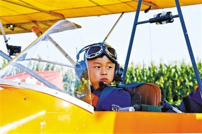 8月31日，5歲半“裸跑弟”從河北固安駕駛飛機(jī)飛越北京野生動(dòng)物園。圖/CFP