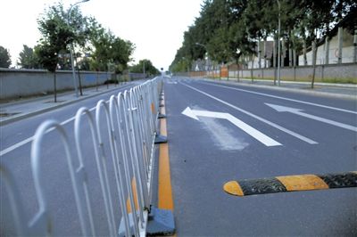 樓梓莊路東，飚車的路已經(jīng)安裝了隔離護欄和減速帶。新京報記者