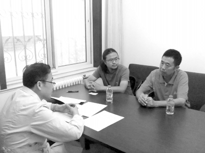9月13日下午，雷闖(中)與父親在國家衛(wèi)計委遞交建議信，與衛(wèi)計委工作人員交流。　雷闖供圖