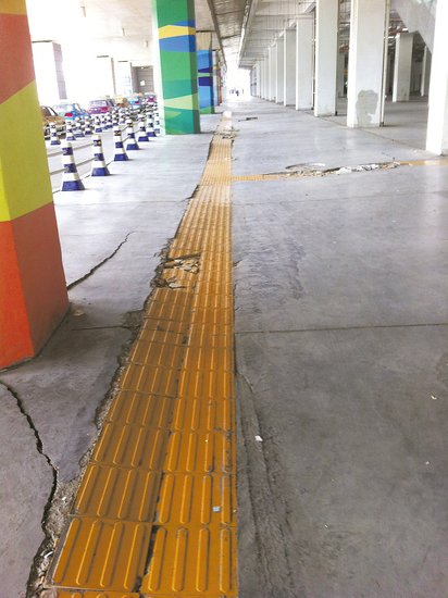 在溫嶺火車站架空層，由于沉降產(chǎn)生的裂縫到處可見。