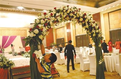 10月5日，北京萬達索菲特酒店，婚宴剛剛結(jié)束。新人介紹，一場婚宴花掉父母20萬元。新京報記者 尹亞飛 攝