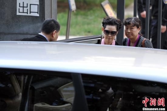 圖為宣判結(jié)束后夢(mèng)鴿面無(wú)表情走出海淀法院，乘車離開。