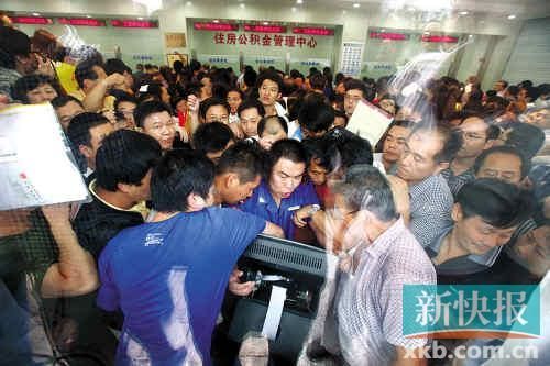 千余名濟南市民擁擠在排號機前搶號準備搶提公積金。 CFP供圖(資料圖)