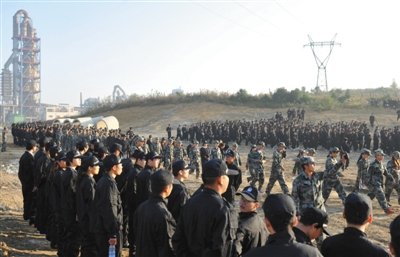 10月12日，貴陽，觀山湖區(qū)控拆違指揮部組織2500余人到金華鎮(zhèn)上鋪村空山壩，對(duì)54棟違法建筑進(jìn)行