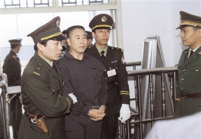 2000年9月30日，河南商丘，胡萬林被法警押上法庭。