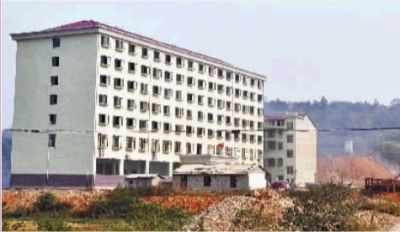  10月23日，長(zhǎng)沙市岳麓區(qū)蓮花鎮(zhèn)云蓋村村委會(huì)的辦公大樓。  實(shí)習(xí)記者 李健 攝