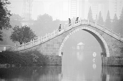 10月28日，市民走在合肥市霧霾籠罩的公園里。新華社發(fā)