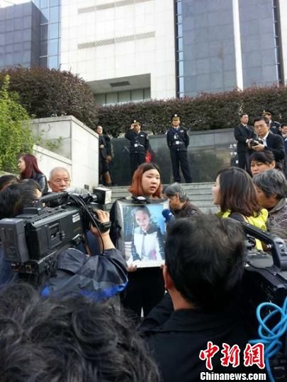 法院外，死者祁某的家人正在接受媒體采訪。 田雯 攝