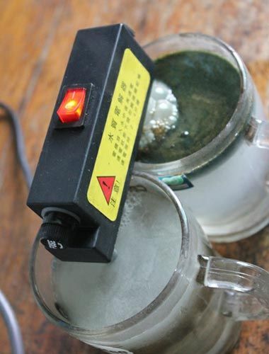 試驗(yàn)后的水對比，工程供水變成了墨綠色