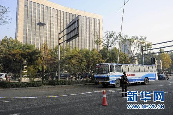 這是11月6日拍攝的一輛爆炸中受損的公交車停在現(xiàn)場(chǎng)。