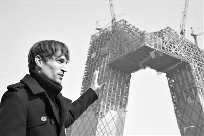 2008年2月，建筑師奧雷·舍人在中央電視臺(tái)新址大樓的工地外。圖/CFP