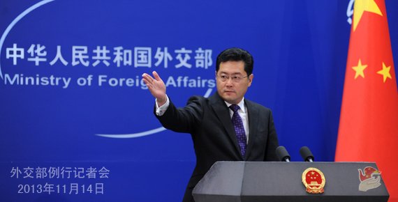 2013年11月14日，外交部發(fā)言人秦剛主持例行記者會。