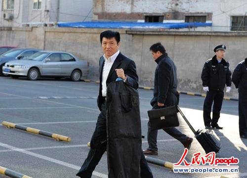庭審當日，李某某辯護律師張起淮匆匆趕到北京市一中院    人民網(wǎng)記者 翁奇羽攝