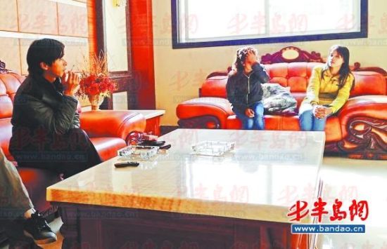 鄱陽湖鄉(xiāng)村大酒店內(nèi)，兩個(gè)本地男子帶著兩個(gè)外籍女子給記者