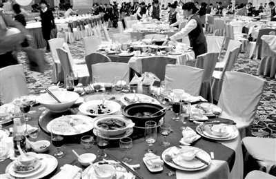 今年1月20日，一國(guó)企在廣州一家五星級(jí)酒店擺了70桌。臨近年底，在中央“嚴(yán)抓四風(fēng)”背景下，北京國(guó)企機(jī)