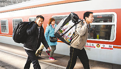 農(nóng)民工從阜陽(yáng)坐火車(chē)去東莞打工。