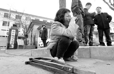 從法院出來以后，家屬和律師正在商量案情，夏鳳各在旁想著想著忍不住哭起來