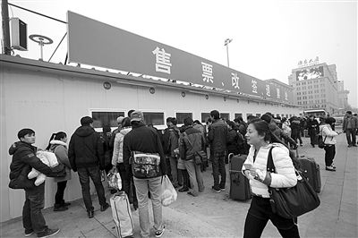 1月6日，北京站搭建完畢的臨時售票處已經(jīng)投入使用。今年春運期間，北京鐵路局共開設售票窗口3421個，同比增加150個。新京報記者