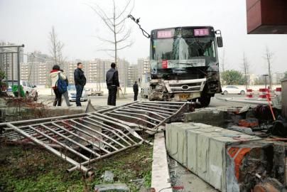 1月6日，成都雙華大道，失控后的公交車撞垮一單位的護(hù)欄。攝影 劉陳平