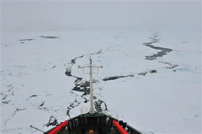 7日17時50分許，“雪龍”號船頭冰面裂開一條水道，“雪龍”號趁機迅速穿過。